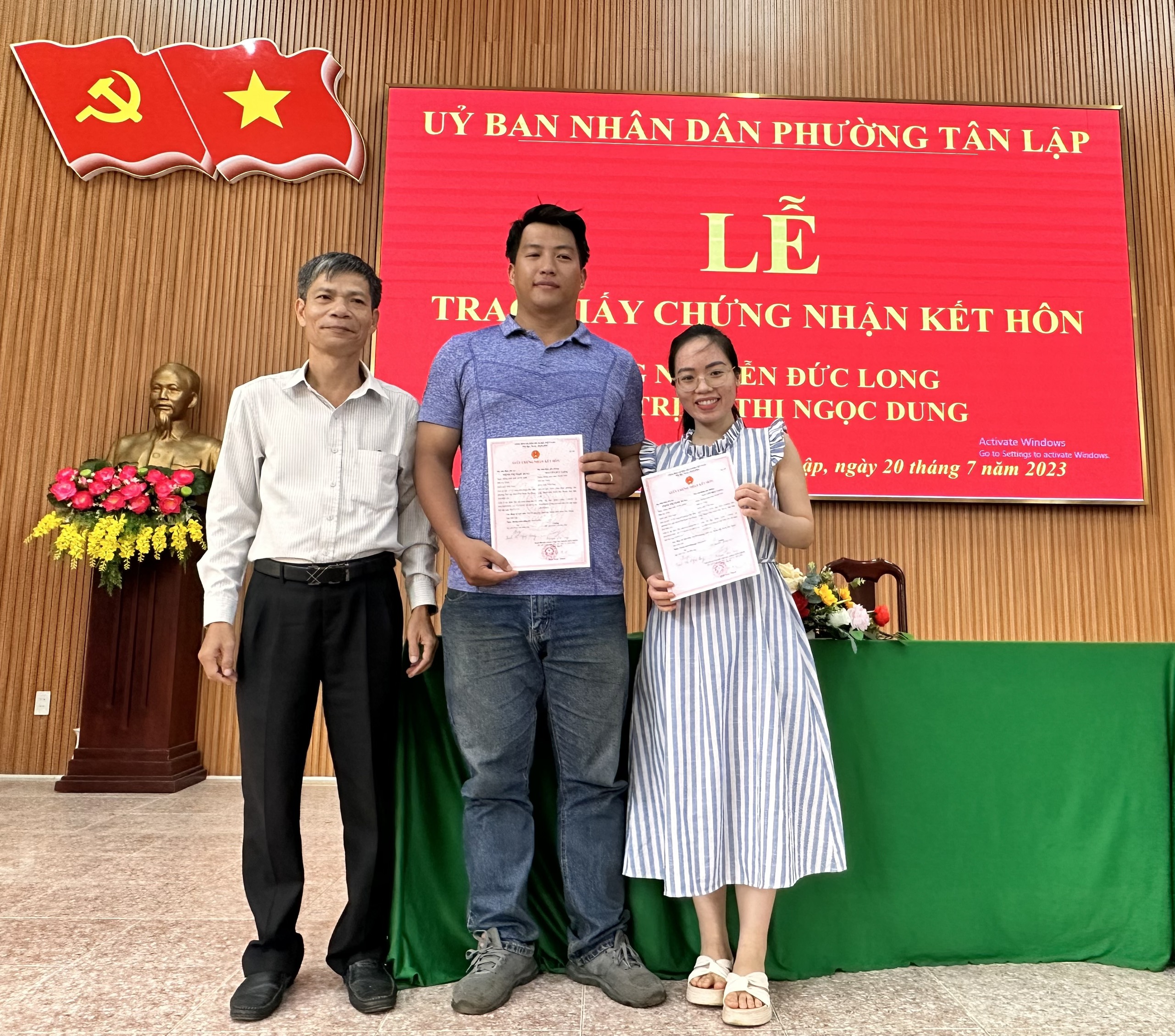 Lễ Trao giấy chứng nhận kết hôn